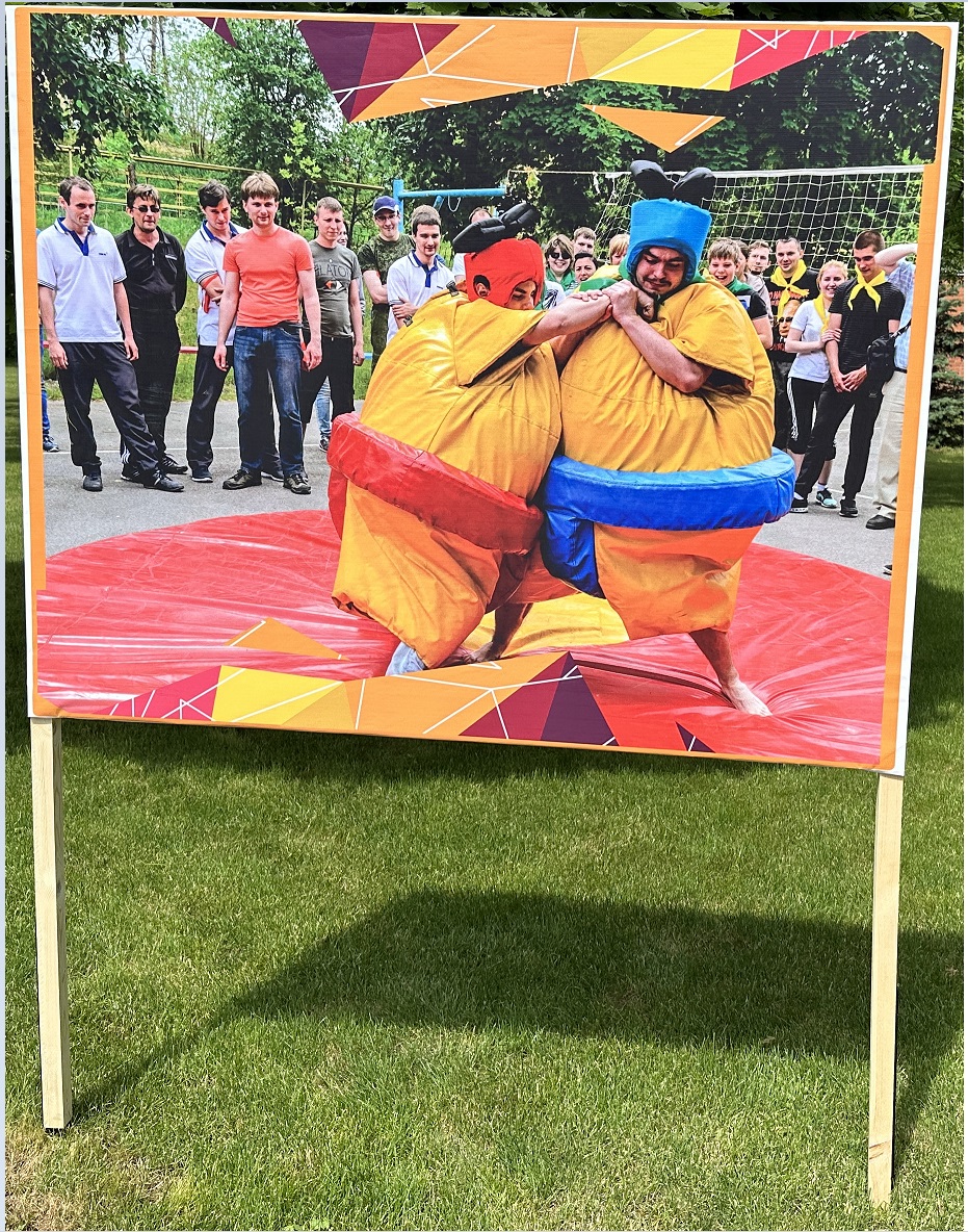 Ребята борются в костюмах сумоистов